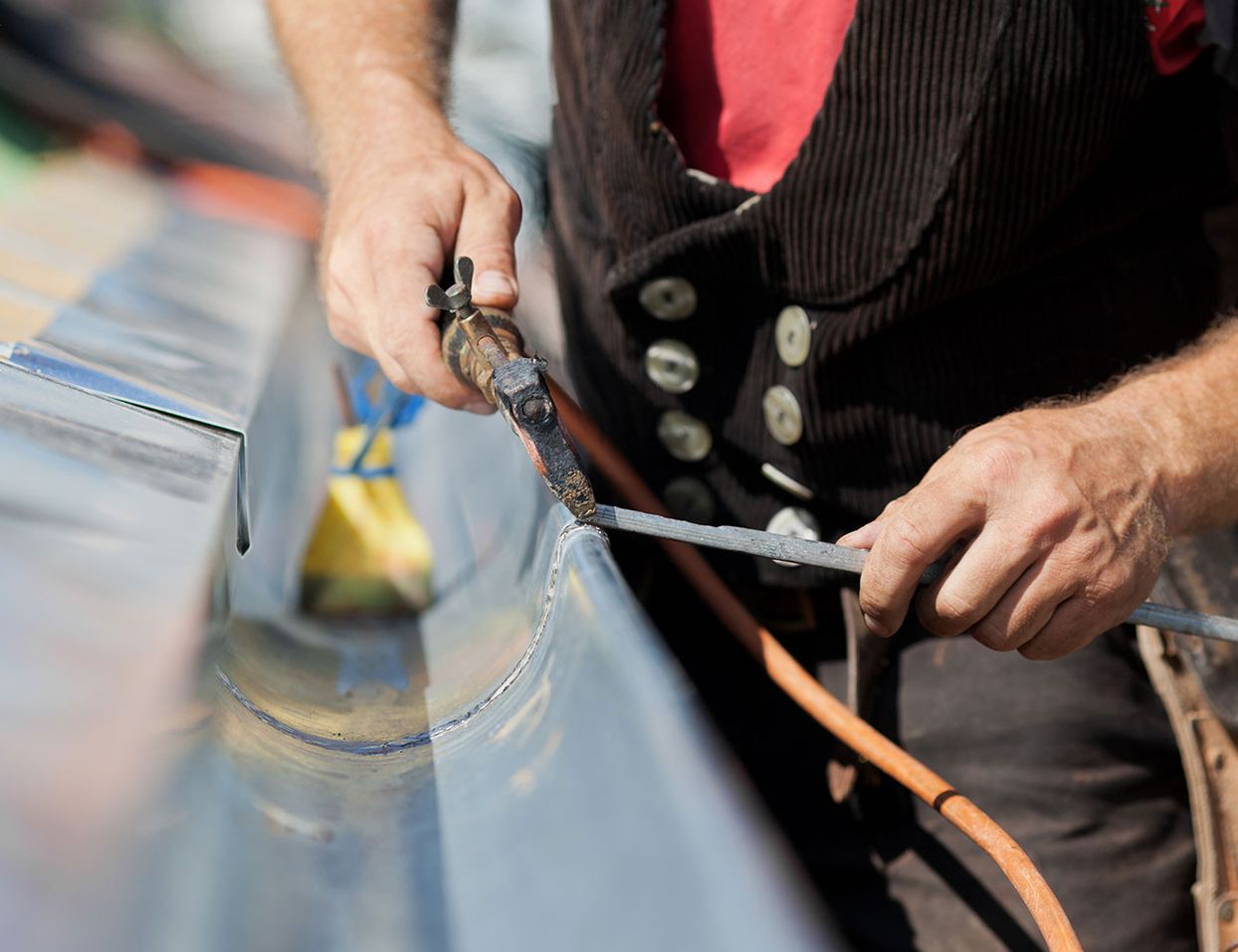 Spenglerarbeit an einer Dachrinne